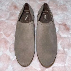 Woman’s Tom’s shoes 6.5